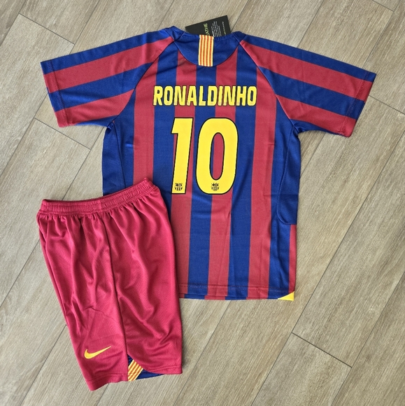 Set Boys Version Retro Team Barcelona Ronaldinho#10 - Picture 3 of 5